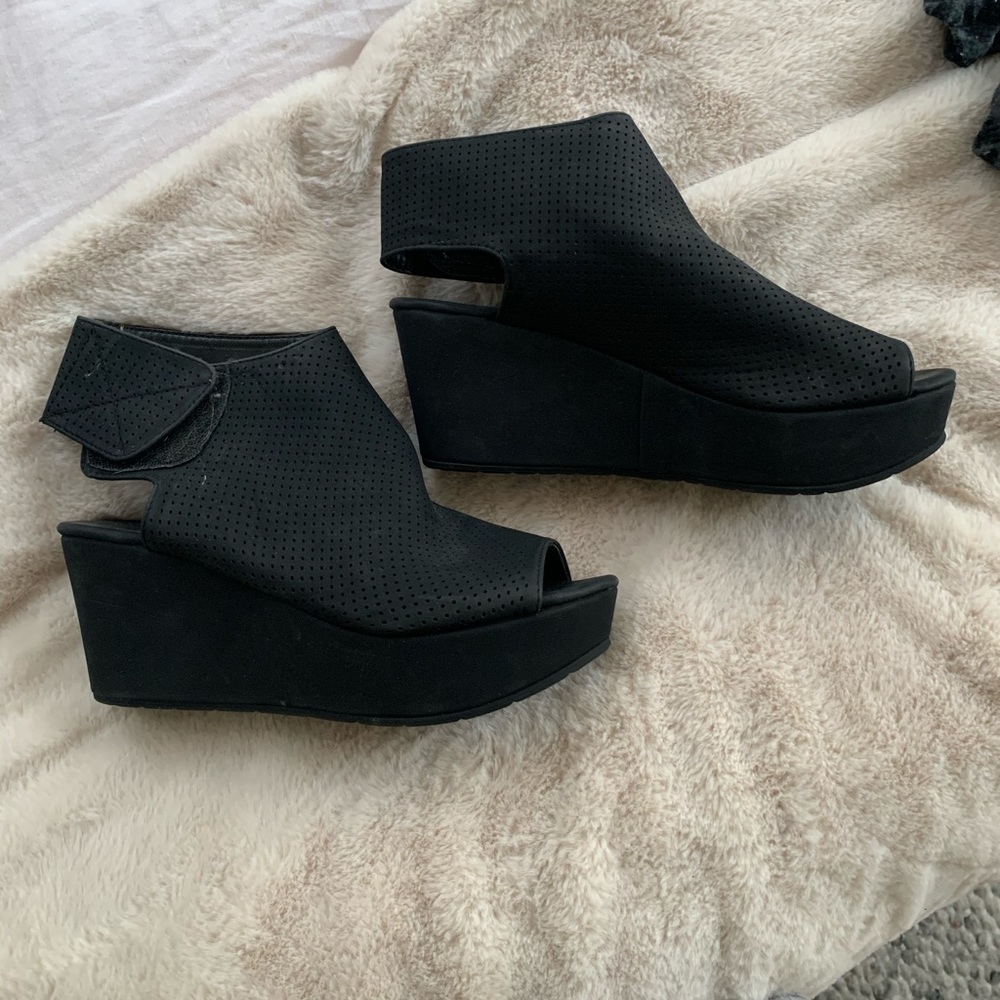 Black wedges